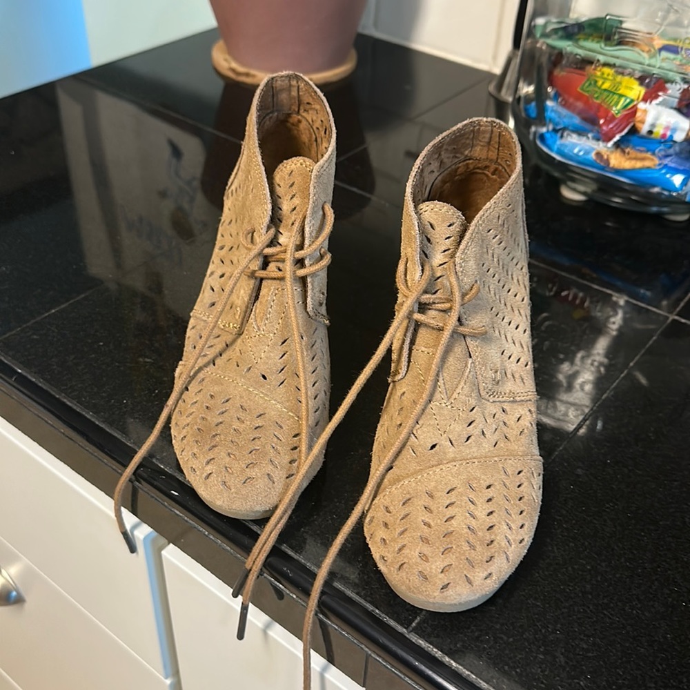 Toms size 6 wide woman’s shoes